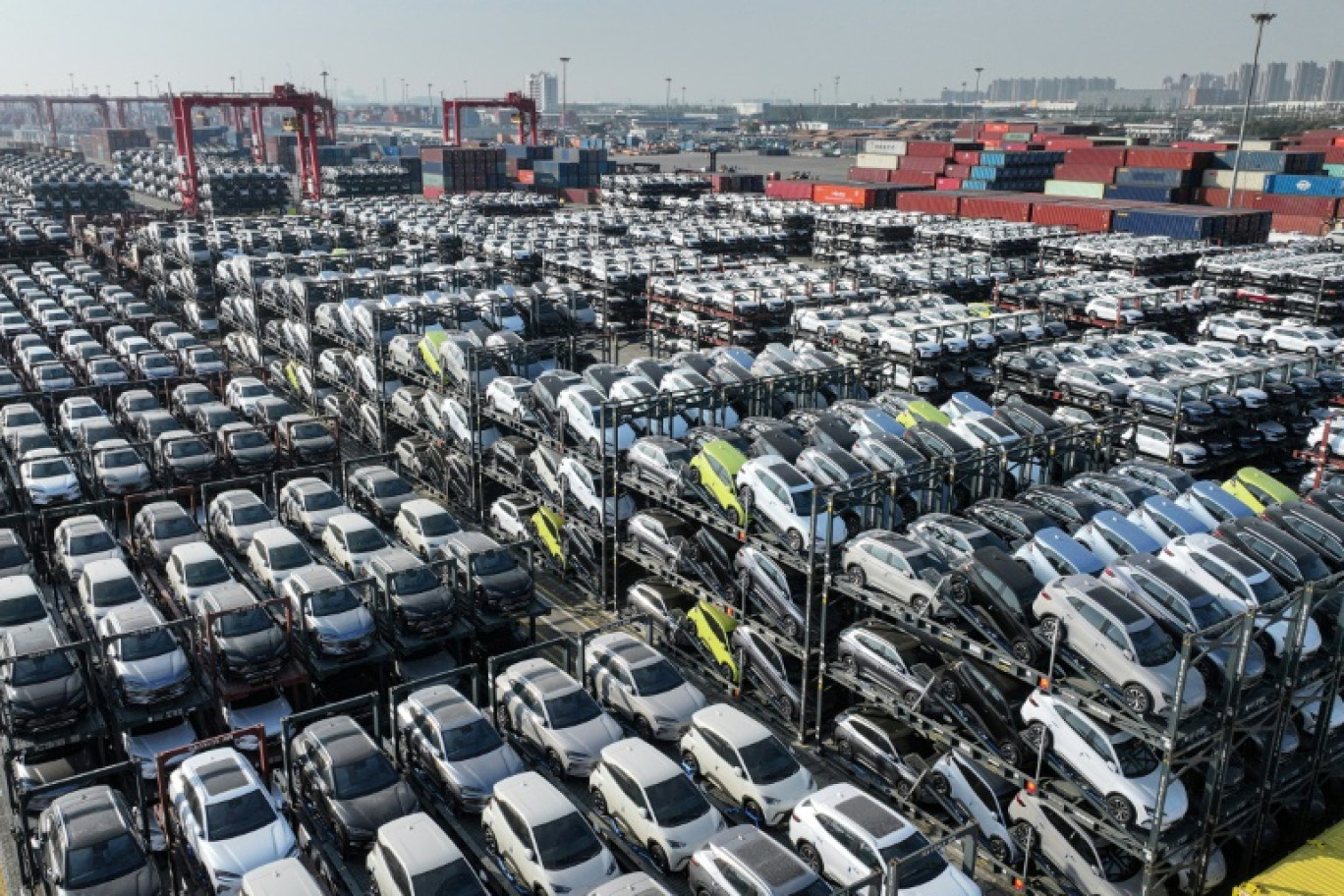 Des voitures électriques en attente d'exportation au port de Taicang à Suzhou, dans la province du Jiangsu, le 8 avril 2025 en Chine © STRINGER