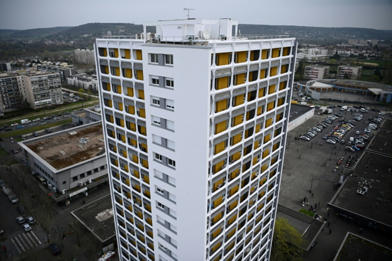 Une tour d'habitation rénovée dans le quartier populaire du Val-Fourré à Mantes-la-Jolie, dans les Yvelines, le 29 mars 2022 © Christophe ARCHAMBAULT
