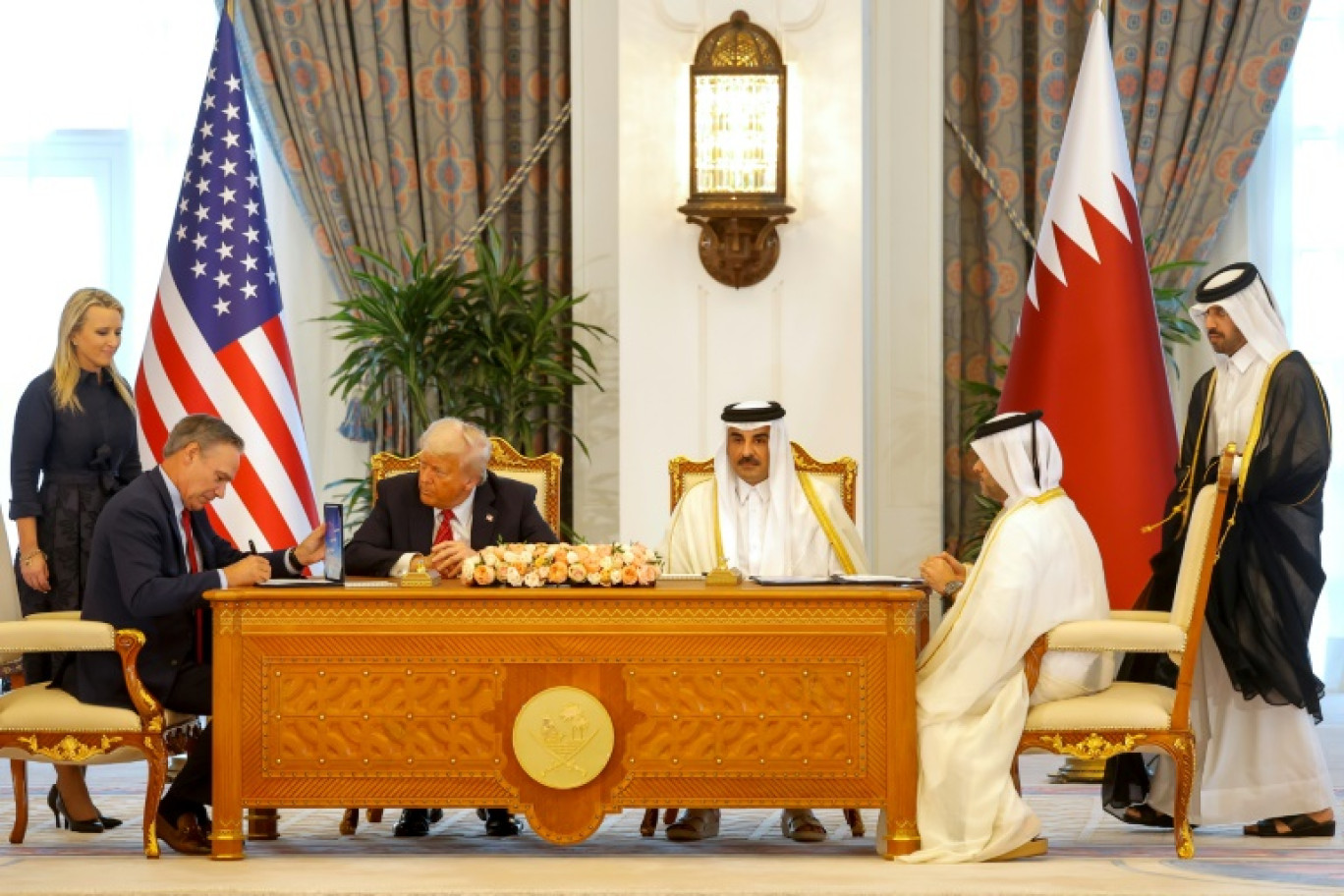 L'émir du Qatar, Cheikh Tamim ben Hamad al-Thani, le président américain Donald Trump, le PDG de Boeing, Kelly Ortberg (g), et le PDG de Qatar Airways, Badr Mohammed al-Meer (d), lors d'une cérémonie de signature au Palais royal de Doha, le 14 mai 2025 © Karim JAAFAR