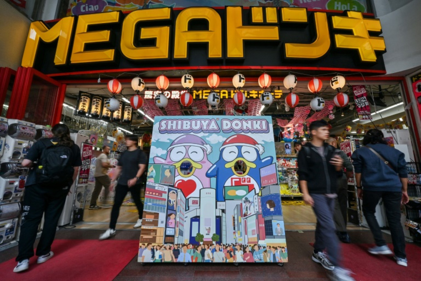 L'entrée d'un magasin du détaillant discount japonais Don Quijote, dans le quartier de Shibuya à Tokyo, le 21 avril 2025 © Richard A. Brooks