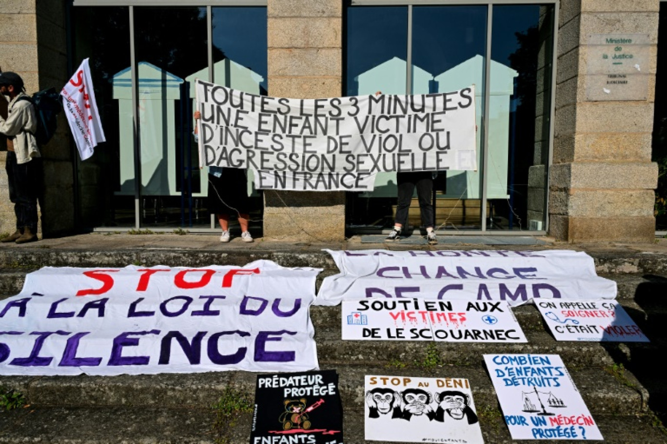Des affiches lors d'une manifestation de soutien aux victimes du chirurgien pédocriminel Joël Le Scouarnec, à Vannes, le 19 mai 2025 © Damien MEYER