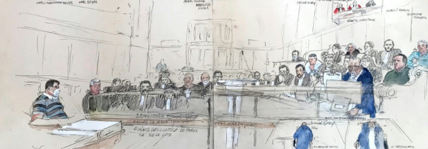 Cette combinaison de deux croquis judiciaires réalisés le 28 avril 2025 montre (croquis de gauche) les accusés Marc-Alexandre Boyer (g) et Marc Boyer (2e g) et (croquis de droite) les accusés Aomar Ait Khedache (au centre, devant), François Delaporte (à droite, en haut), Florus Heroui (2e à droite, en haut) et Christiane Glotin (4e à droite, en haut) à la cour d'assises de Paris © Benoit PEYRUCQ