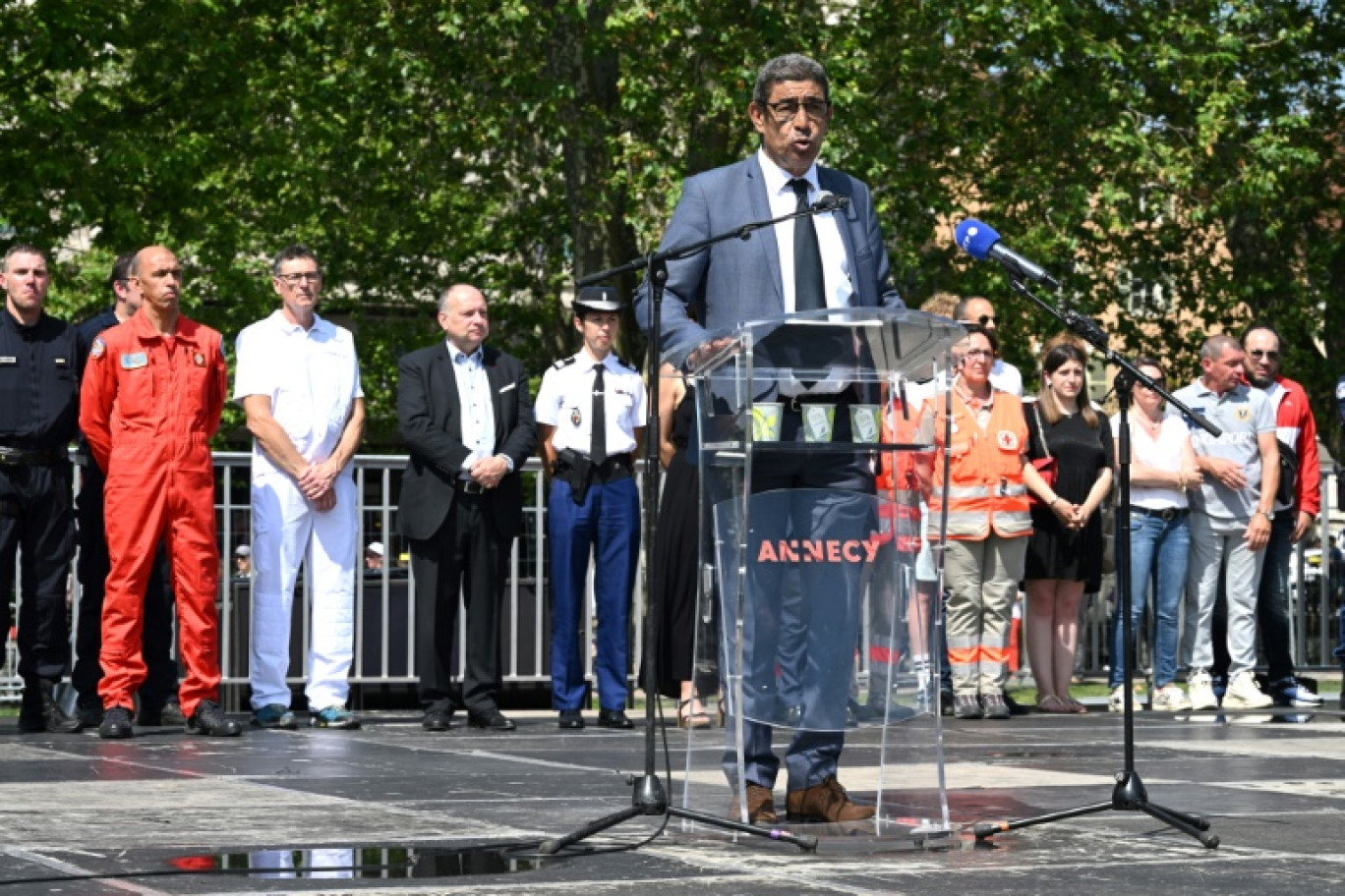 Le maire d'Annecy François Astorg lors d'un discours, après une attaque au couteau intervenue quelques jours plus tôt, Annecy, le 11 juin 2023 © JEAN-PHILIPPE KSIAZEK
