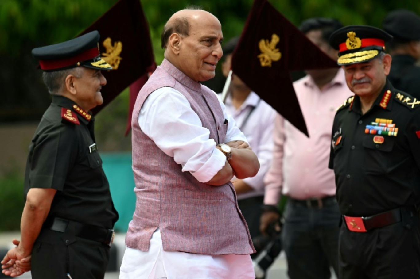 Le ministre indien de la Défense Rajnath Singh (au centre) à New Delhi le 5 mai 2025 © Money SHARMA