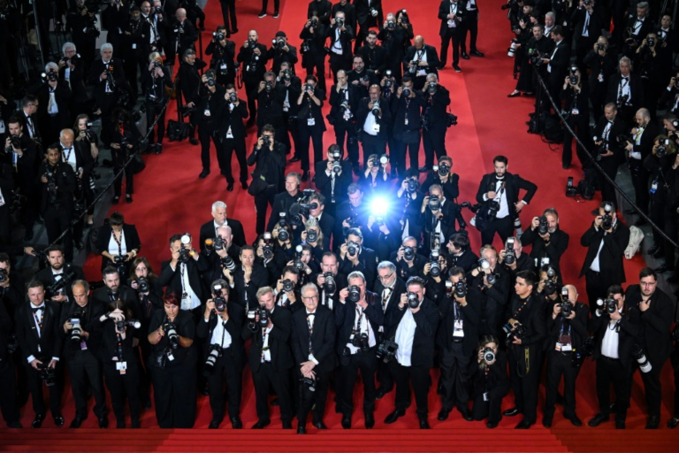 Des photographes en action après la projection du film "Eddington" lors de la 78ème édition du Festival de Cannes, dans le sud de la France, le 16 mai 2025 © Antonin THUILLIER