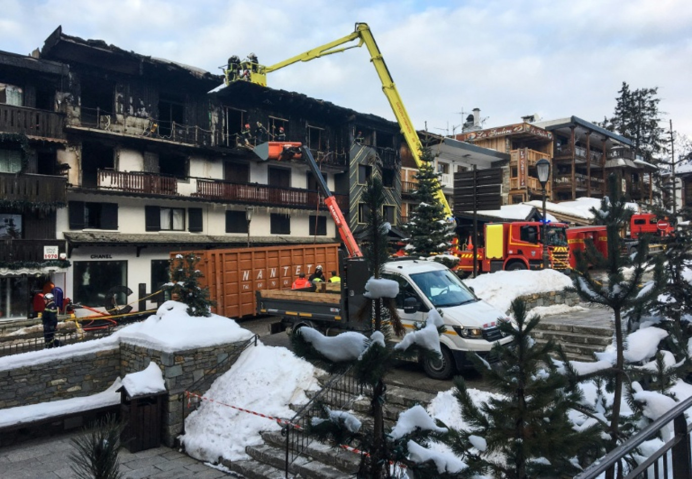 Des pompiers inspectent une résidence incendiée, le 20 janvier 2019 à Courchevel (Savoie) © Fanny HARDY
