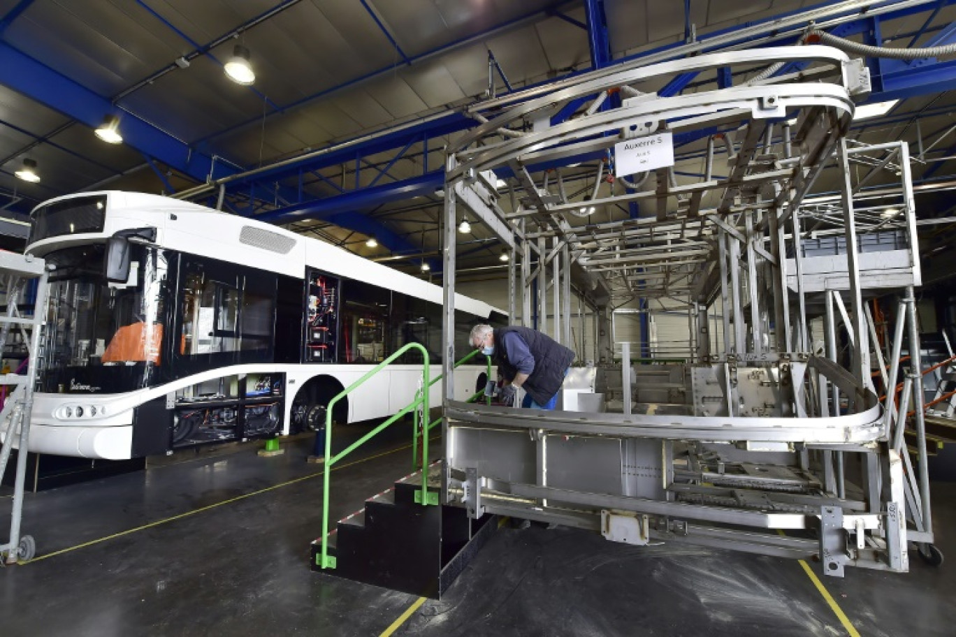 Un technicien travaille sur un bus à hydrogène SAFRA, le 4 mars 2021 à Albi © GEORGES GOBET