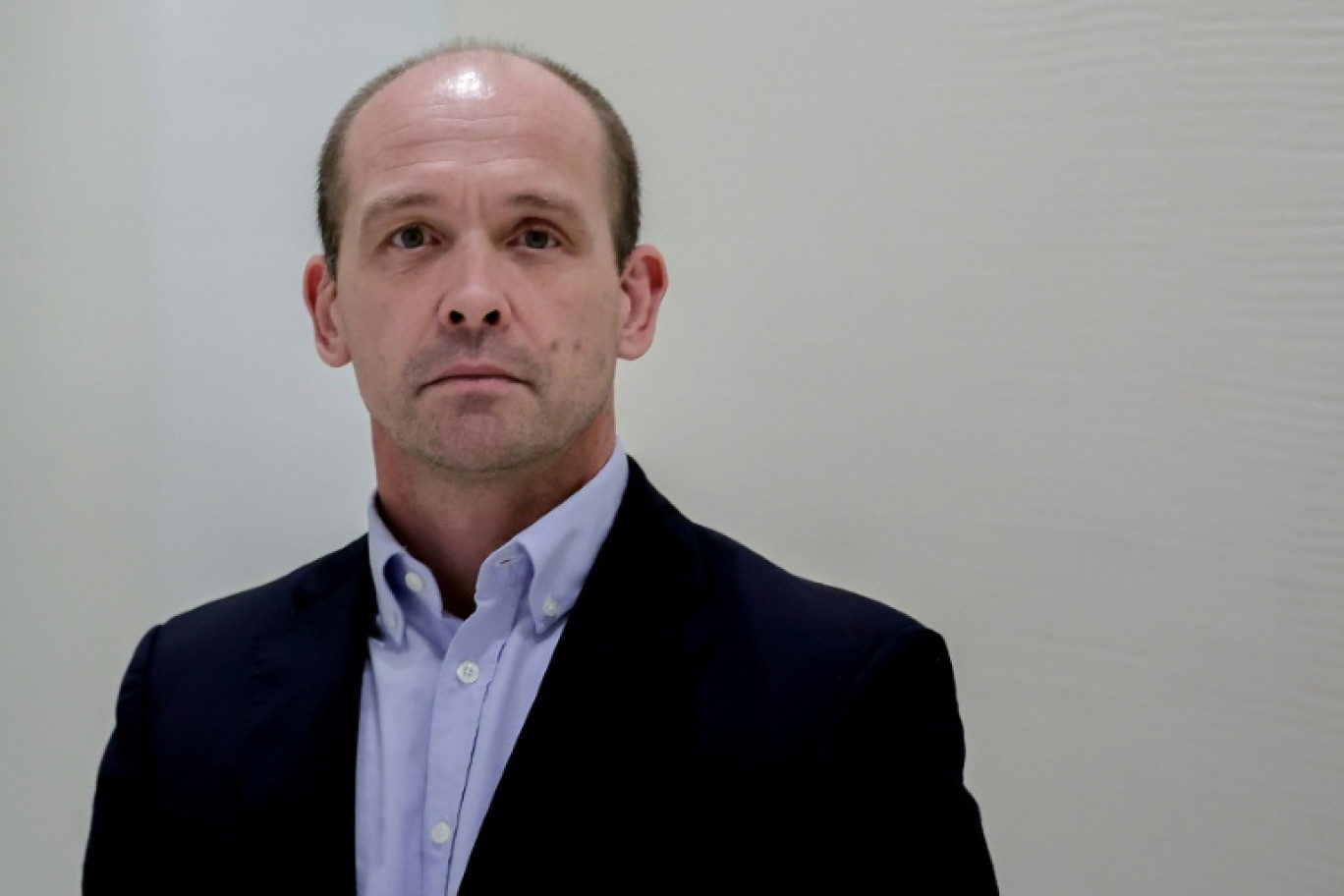 Le skipper Kevin Escoffier, à son arrivée au tribunal correctionnel de Paris, le 24 mars 2025, où il poursuit pour diffamation l'hebdomadaire satirique "Le Canard enchaîné" © STEPHANE DE SAKUTIN
