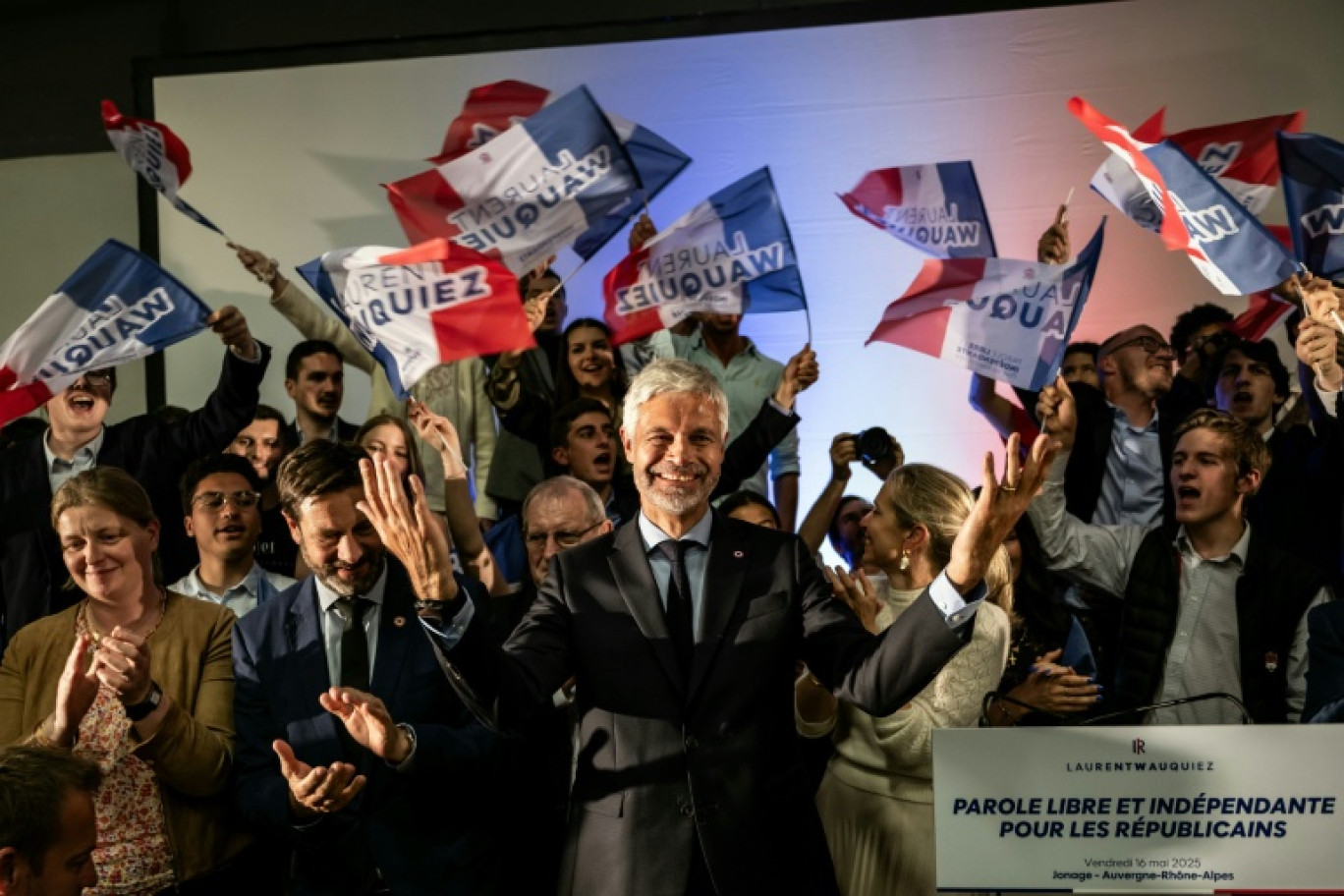 Le président du groupe parlementaire Droite Républicaine Laurent Wauquiez (C), à la fin de son dernier meeting de campagne pour la présidence du parti Les Républicains (LR) à Jonage, le 16 mai 2025 © ARNAUD FINISTRE