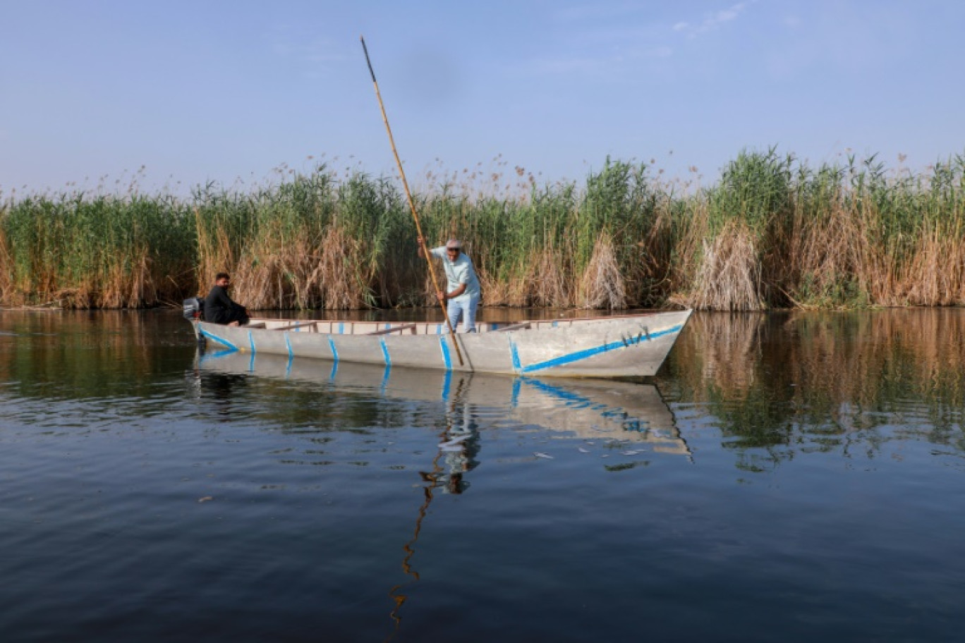 Le militant environnemental Ahmed Neema dans les marais de Hawizeh, en Irak, le 25 avril 2025 © Asaad NIAZI