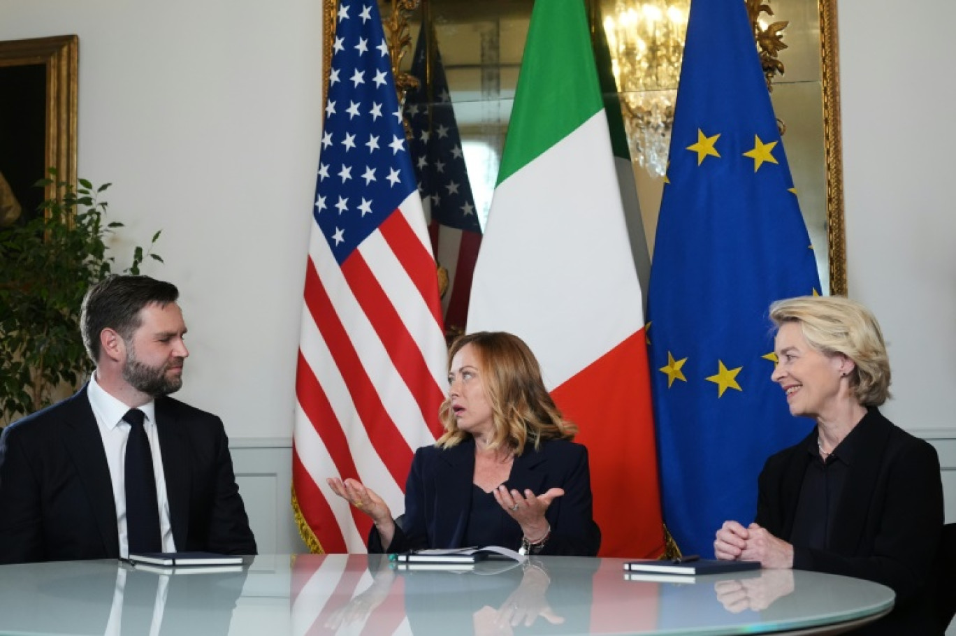 (g-d) Le vice-président américain JD Vance, la Première ministre italienne Giorgia Meloni et la présidente de la Commission européenne Ursula von der Leyen lors d'une réunion à Rome, le 18 mai 2025 © Jacquelyn Martin