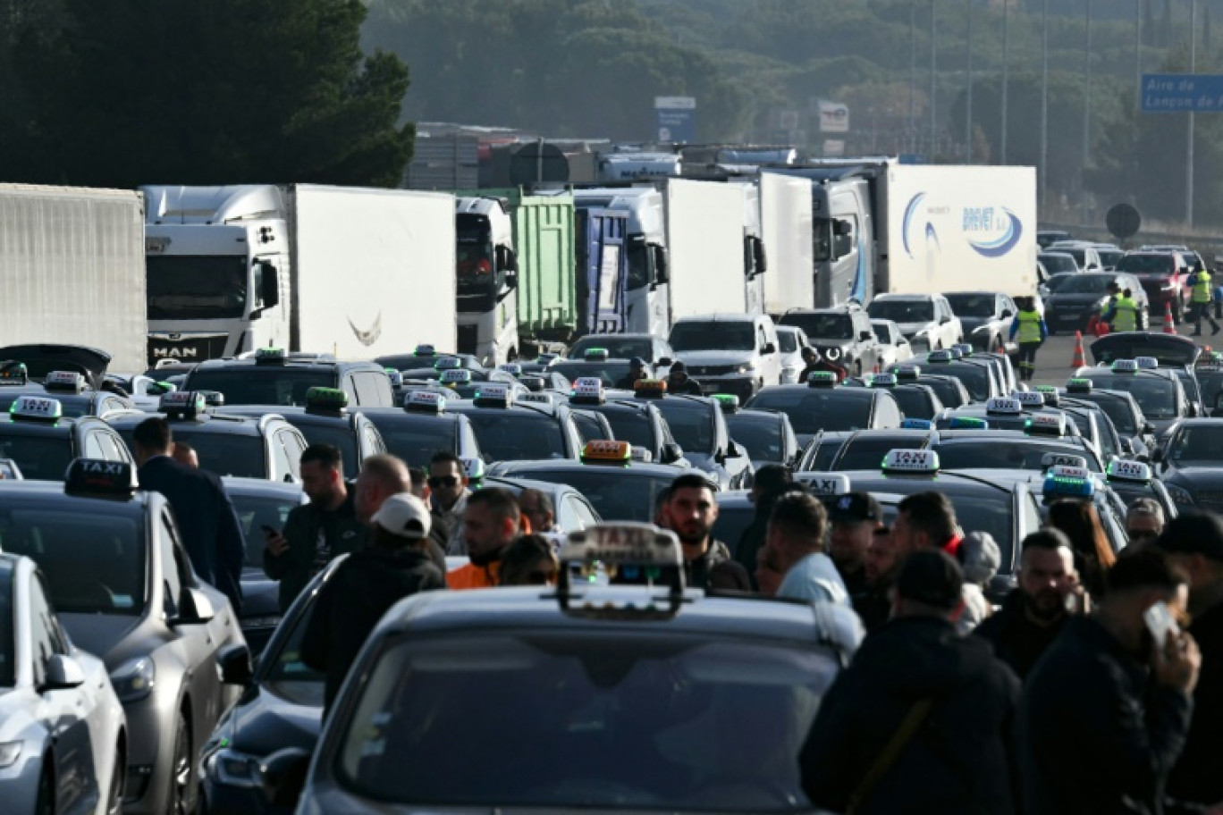 Des taxis bloquent un péage de l'autoroute A7 lors d'une manifestation contre le nouveau système de tarification des transports médicaux à Lançon-Provence (Bouches-du-Rhône) le 2 décembre 2024 © CHRISTOPHE SIMON