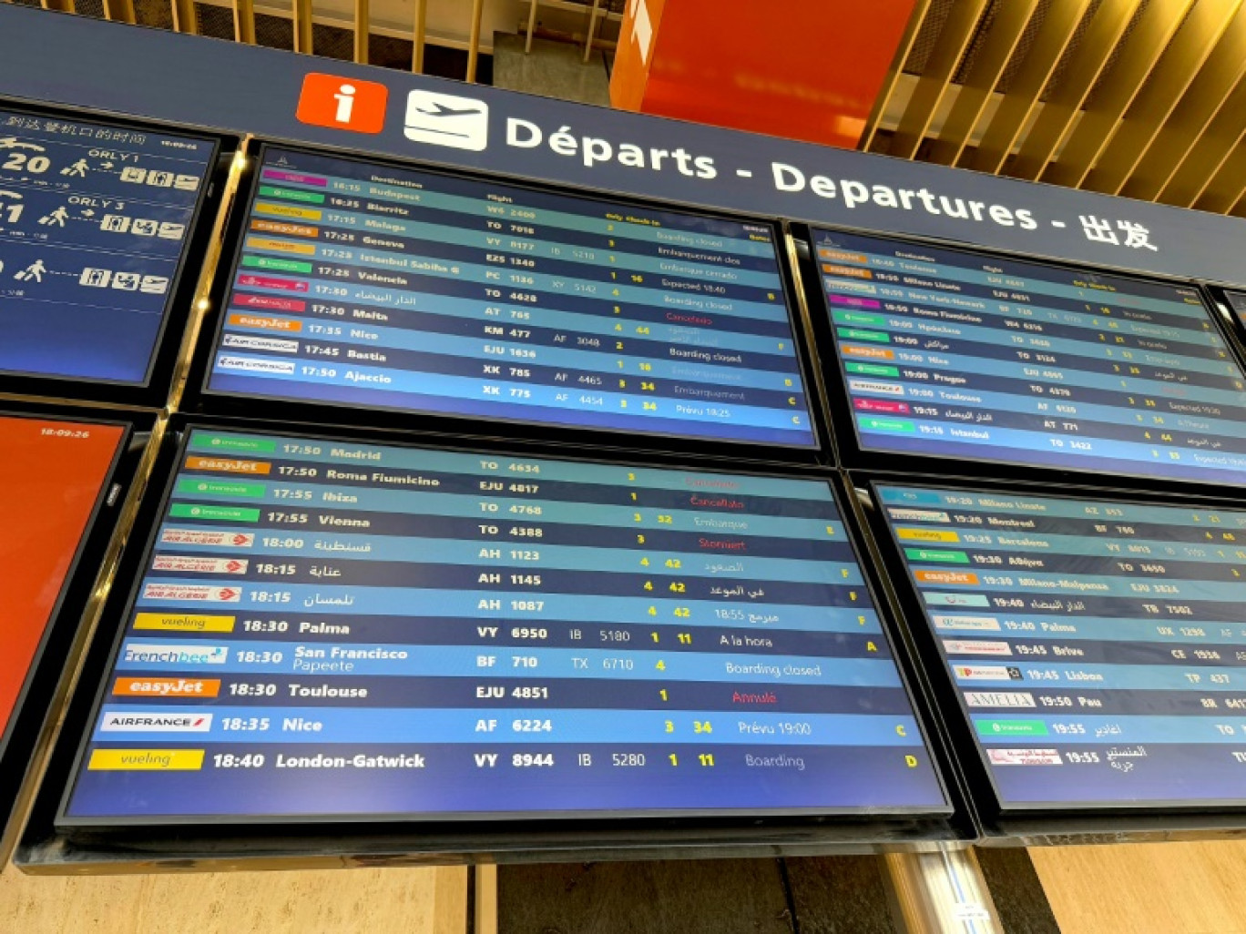 Des panneaux d'information sur les vols au départ lors d'une panne des systèmes de contrôle aérien à l'aéroport de Paris-Orly, au sud de Paris, le 18 mai 2025 © Aurore MESENGE