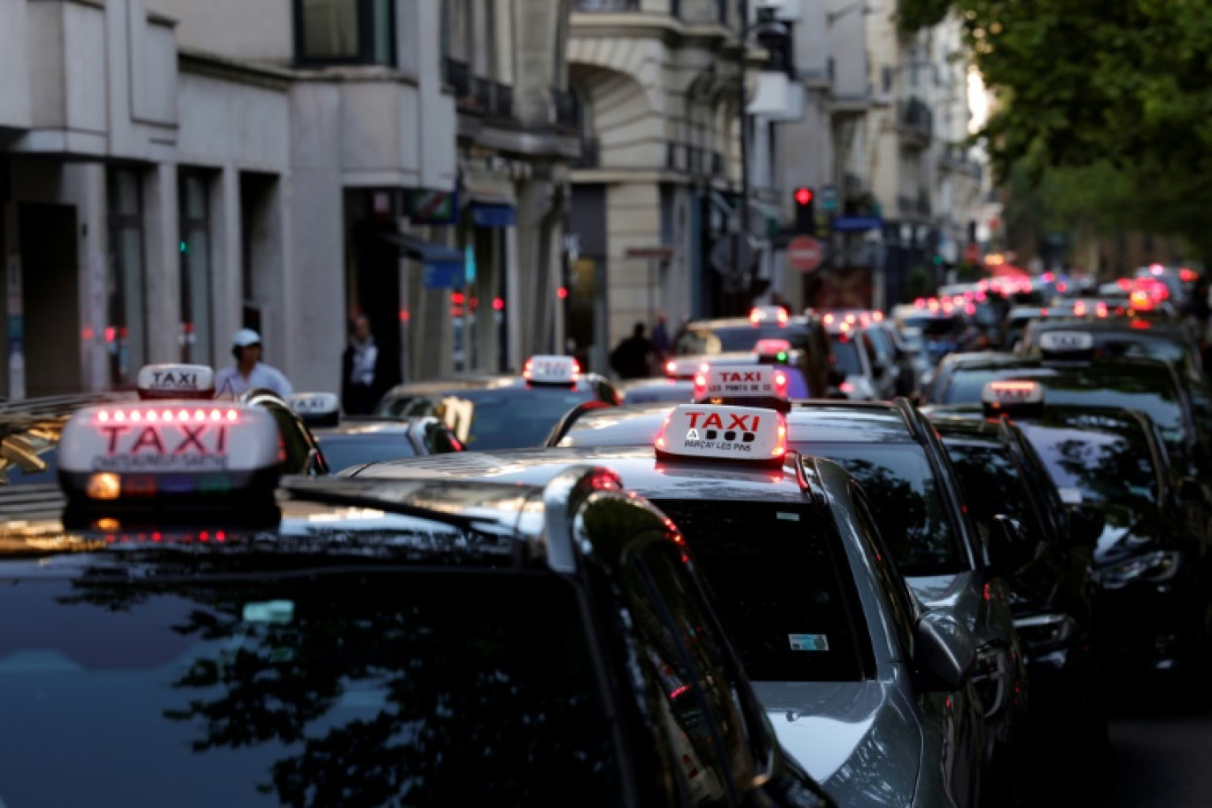 Rassemblement de taxis dans les rues de Paris, pour protester contre les nouvelles conditions tarifaires du transport sanitaire et la concurrence des VTC, le 19 mai 2025 © GEOFFROY VAN DER HASSELT