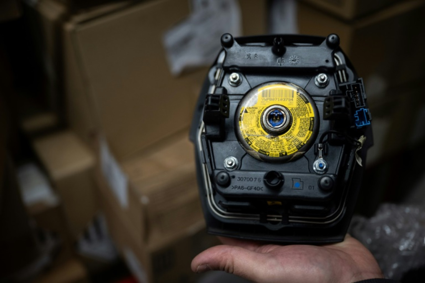Un module d'airbag du fabricant japonais Takata, dans un garage à Mulhouse, dans l'est de la France, le 19 février 2025 © SEBASTIEN BOZON