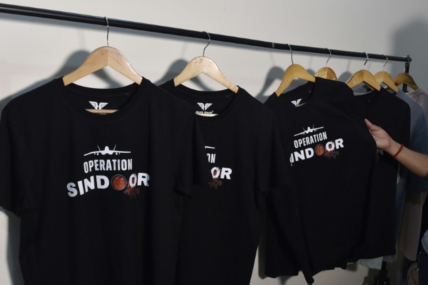 Des t-shirts Opération SINDOOR dans une boutique de Ludhiana, en Inde, le 17 mai 2025 © Shammi MEHRA