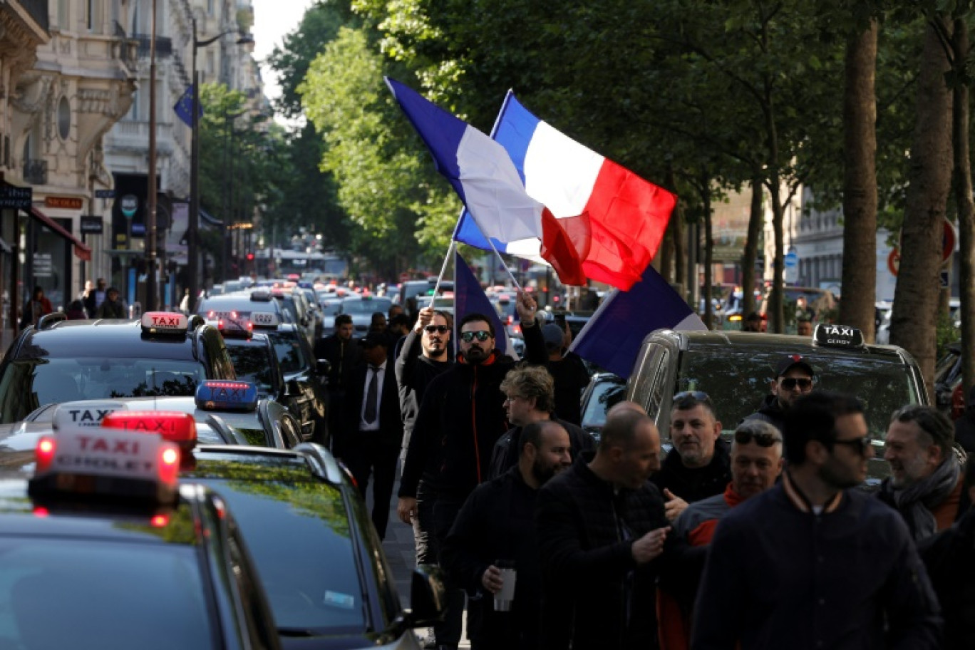 Rassemblement de taxis dans les rues de Paris, pour protester contre les nouvelles conditions tarifaires du transport sanitaire et la concurrence des VTC, le 19 mai 2025 © GEOFFROY VAN DER HASSELT