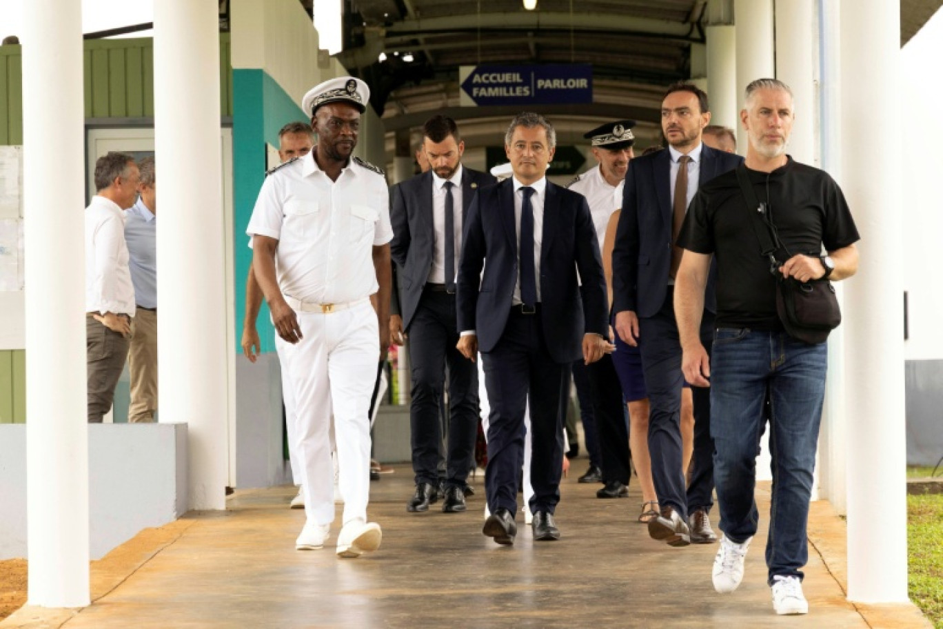 Le ministre de la Justice Gerald Darmanin (c) visite la prison de Rémire-Montjoly en Guyane lors de sa visite, le 19 mai 2025 © Ronan LIETAR