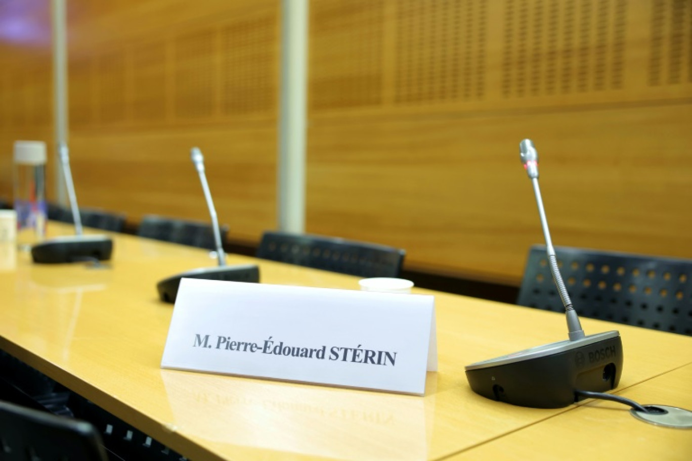 La chaise vide de M. Stérin devant la commission de l'Assemblée nationale qui souhaitait l'entendre mardi 14 mai à 2025 © Thomas SAMSON