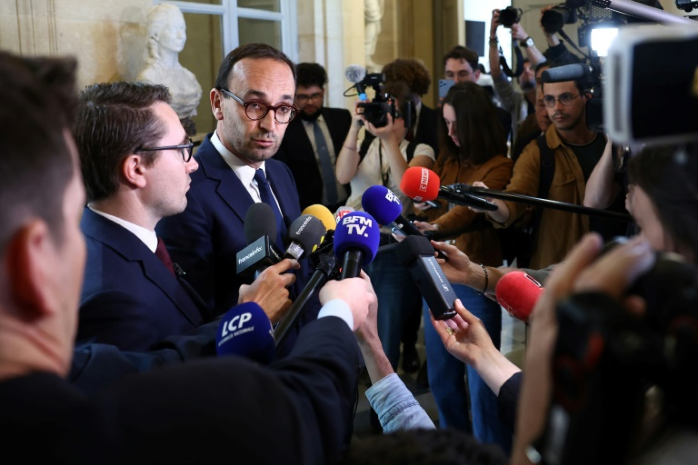 Le président de la commission d'enquête sur l'organisation des élections Thomas Cazenave (c) répond aux questions après que le milliardaire Pierre-Edouard Stérin ne s'est pas présenté à l'audition, à l'Assemblée nationale, le 20 mai 2025 à Paris © Anne-Christine POUJOULAT