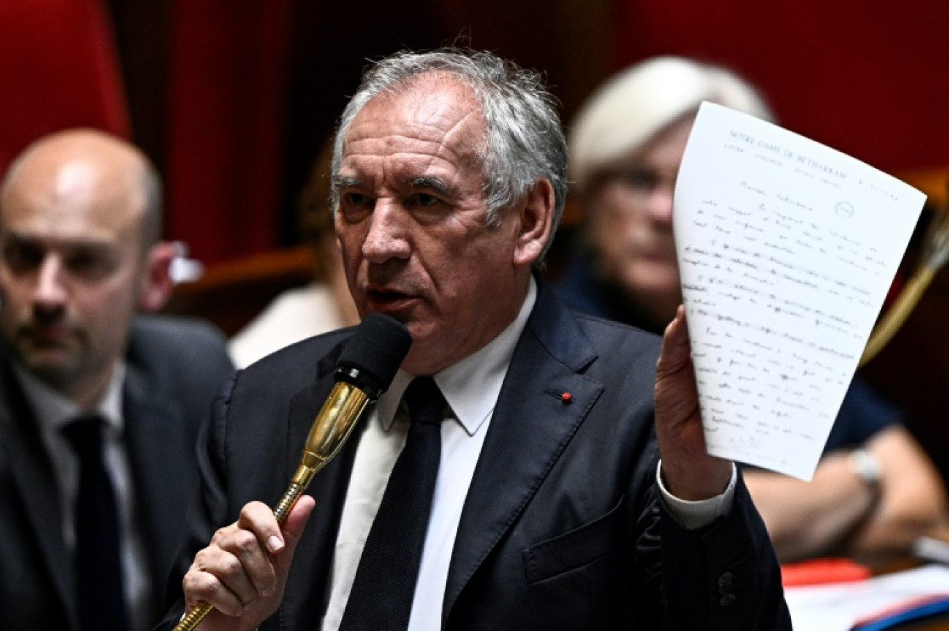 Le Premier ministre Francois Bayrou tient à la main une lettre de l'ancien directeur du collège-lycée Bétharram, le 20 mai 2025 à l'Assemblée nationale à Paris © JULIEN DE ROSA