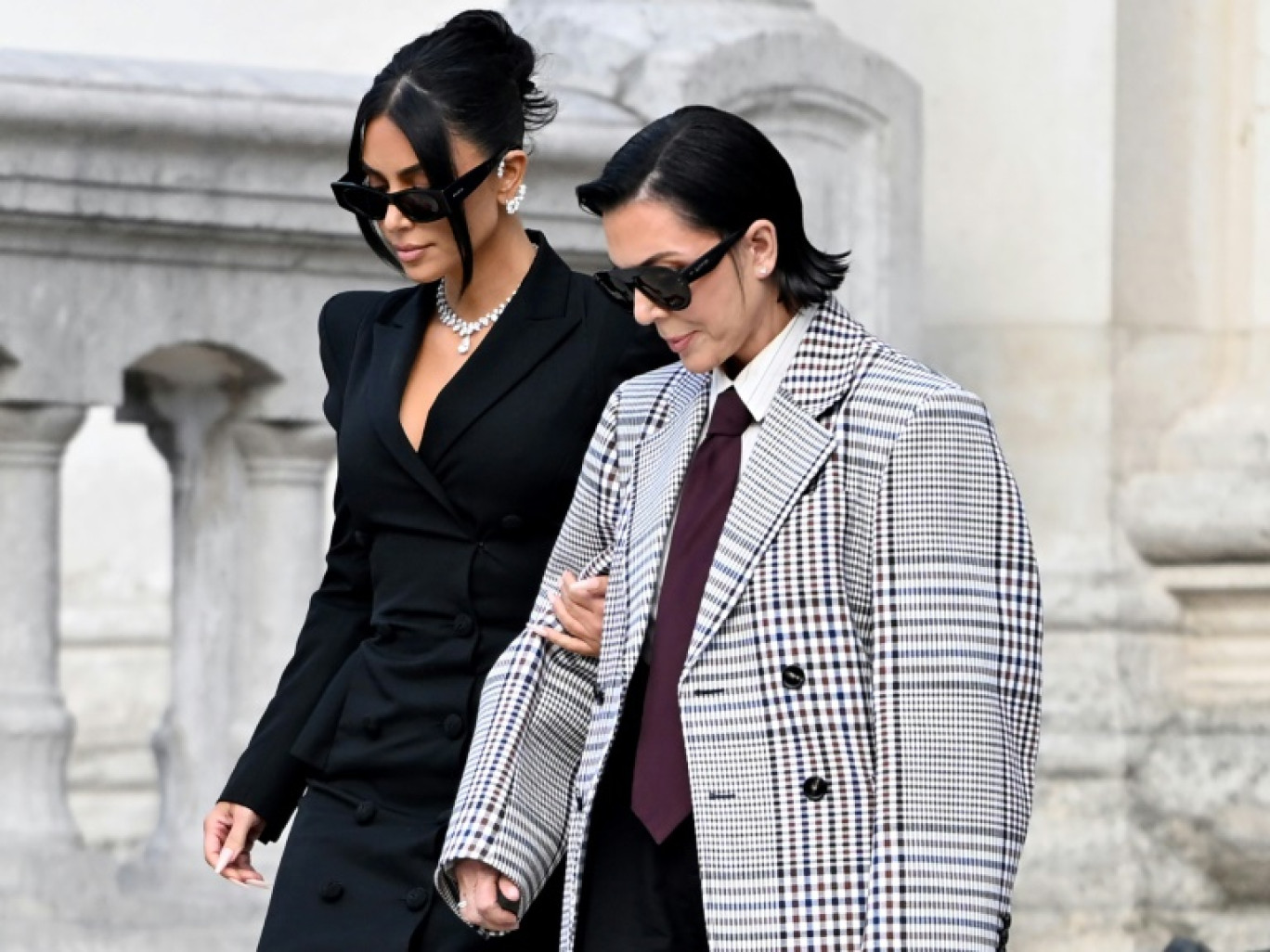 Kim Kardashian (G) quitte le palais de justice de Paris avec sa mère Kris Jenner après avoir témoigné le 13 mai 2025 au procès de son braquage © LEO VIGNAL