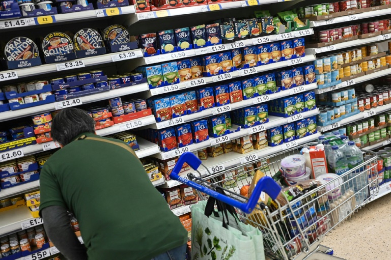 Un client dans un supermarché à Aylesbury, le 15 août 2023 au Royaume-Uni © JUSTIN TALLIS