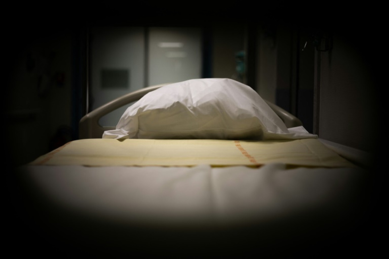 Dans des services souvent confrontés aux décès de patients, il y a un "petit risque de banalisation", explique le Pr Guidet, président du comité éthique à la Fédération hospitalière de France (FHF) © LOU BENOIST
