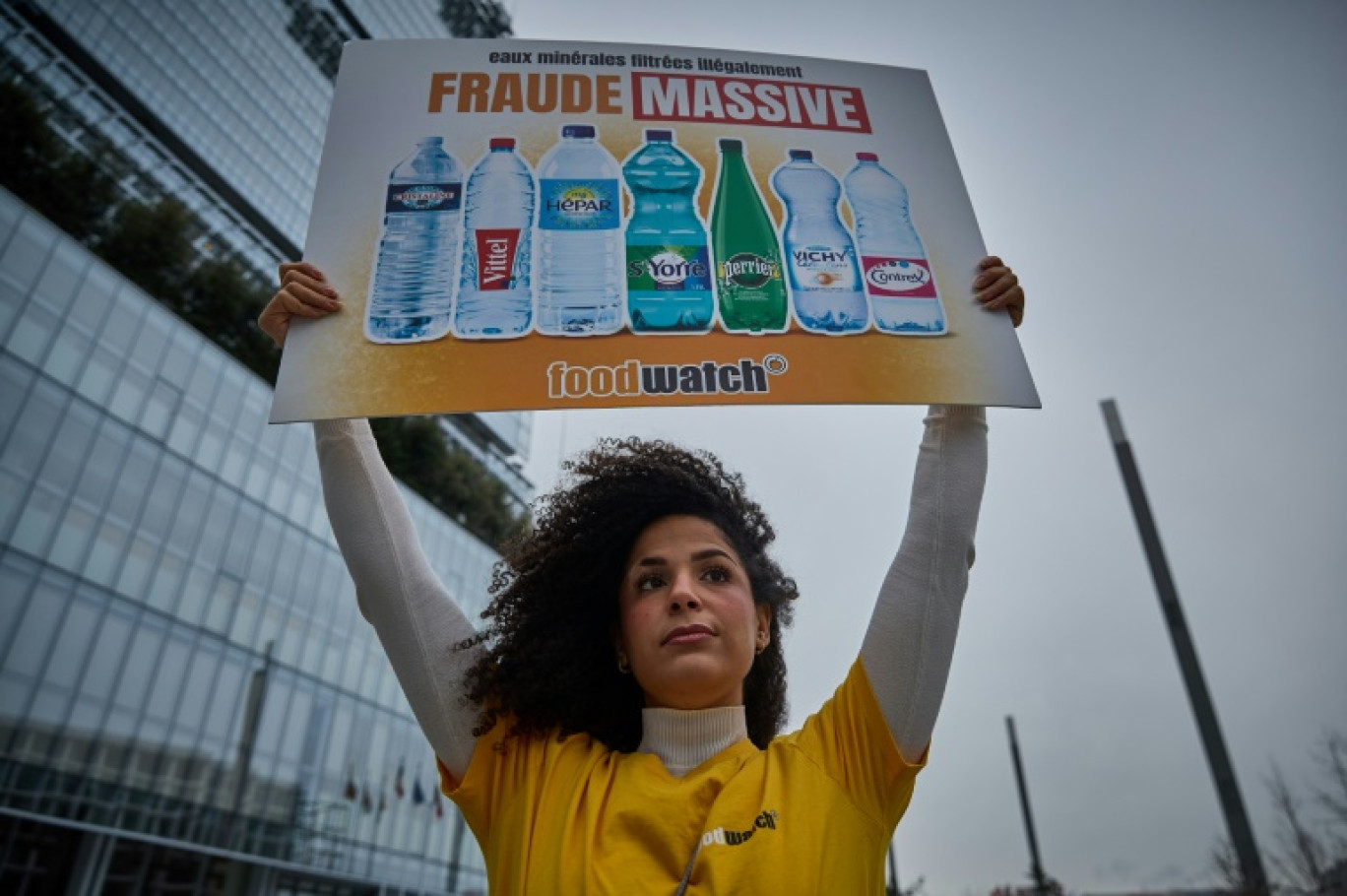 Manifestation de l'ONG Foodwatch
le 21 février 2024 le Palais de Justice de Paris suite à la plainte contre Nestle Waters. © Kiran RIDLEY