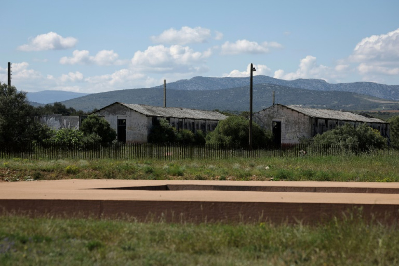 Cette photo, prise le 28 avril 2025, montre des baraquements du camp de Rivesaltes où des harkis et membres de leurs familles, surtout des bébés, sont décédés entre 1962 et 1965 © Valentine CHAPUIS