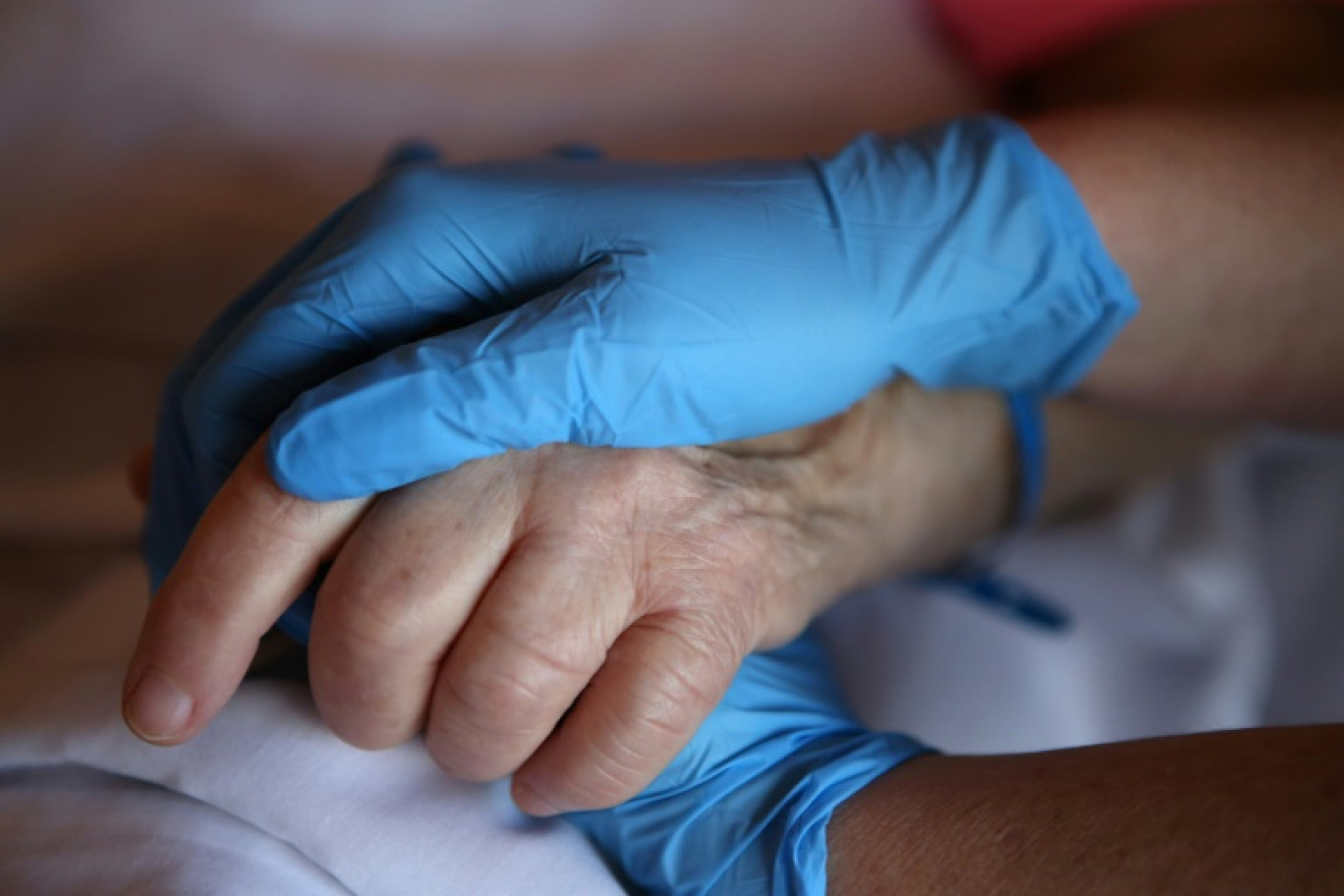 Avant d'accéder ou non à une demande d'aide à mourir, un médecin devra convoquer une réunion avec a minima un spécialiste et un soignant qui donneront leur avis, ont décidé jeudi les députés © Pascal POCHARD-CASABIANCA