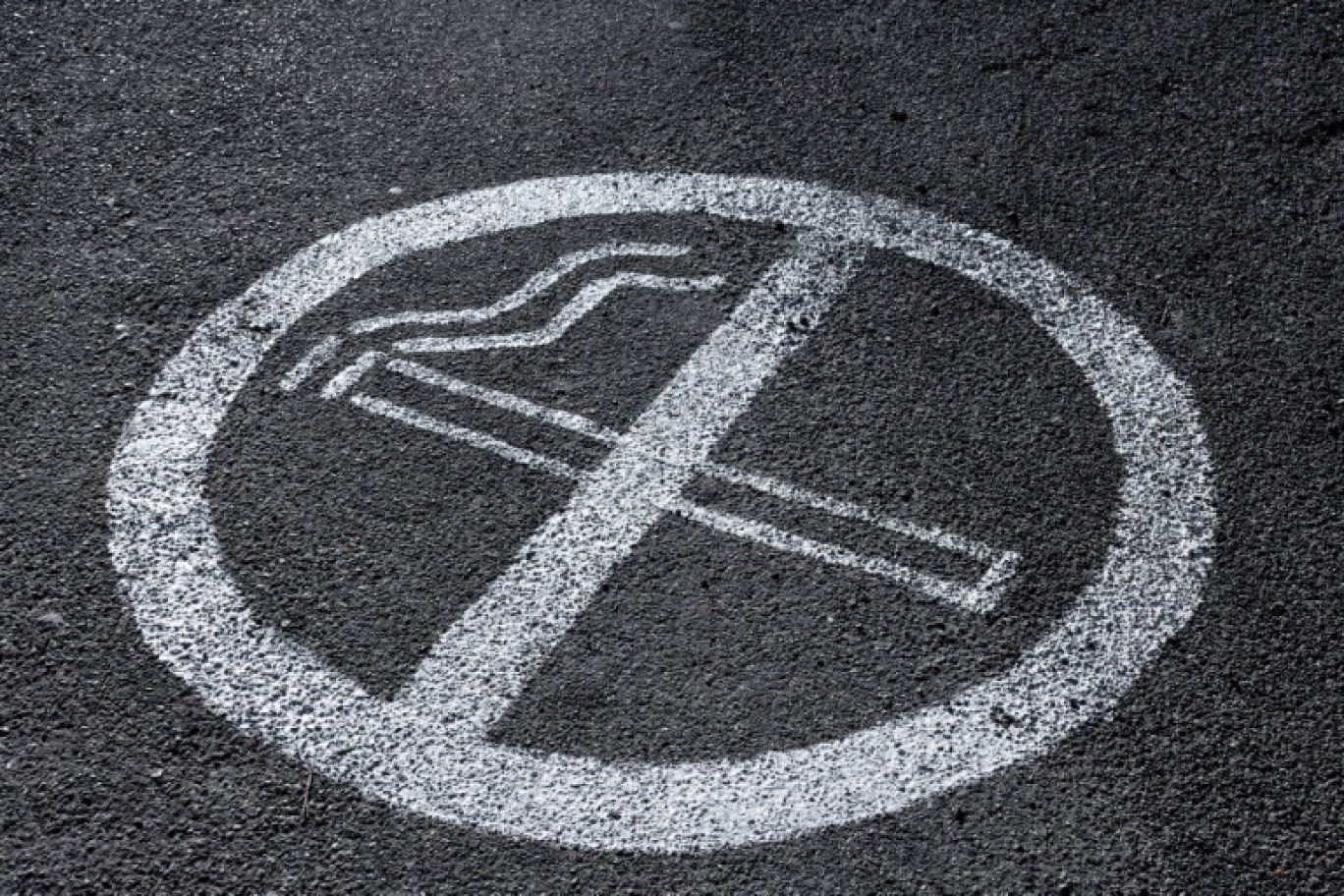 La lutte contre le tabagisme prévoyait de généraliser les espaces publics sans tabac mais ils ne voient le jour que localement au gré de la volonté des maire © JOEL SAGET