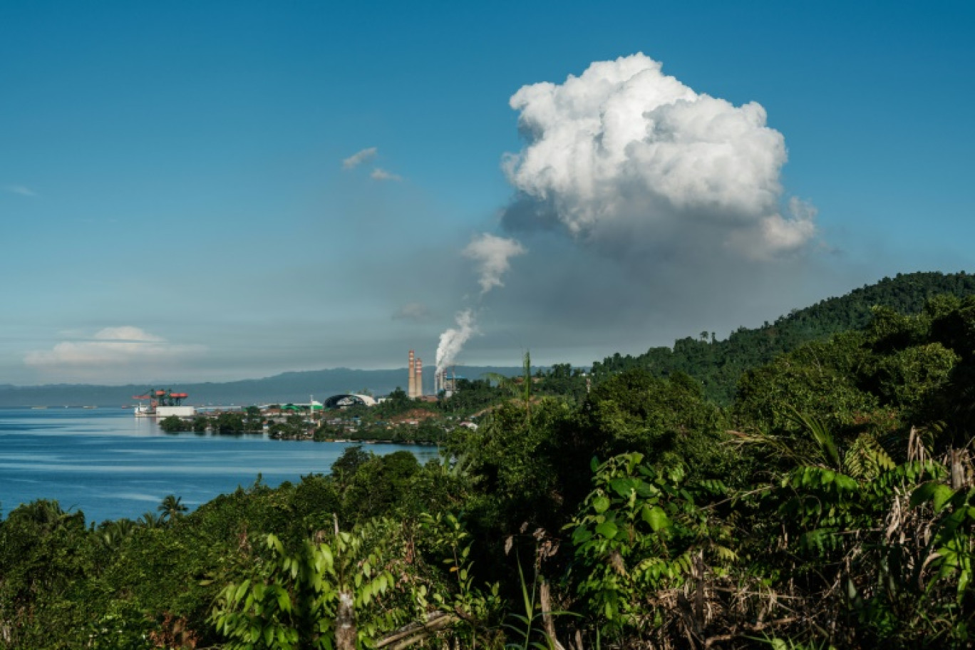 De la fumée au-dessus du parc industriel de Weda Bay (WBIP), centre de traitement et de fusion du nickel, le 14 avril 2025 à Gemaf, sur l'île de Halmahera, dans le nord des Moluques, en Indonésie © YASUYOSHI CHIBA