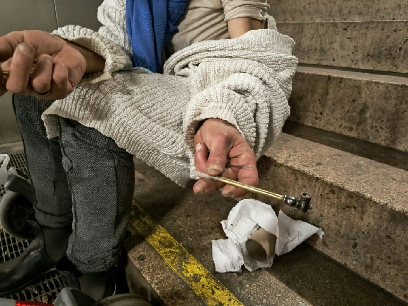 Une consommatrice de crack dans le quartier près de la gare à Francfort-sur-le-Main, en Allemagne, le 28 avril 2025 © Louis VAN BOXEL-WOOLF