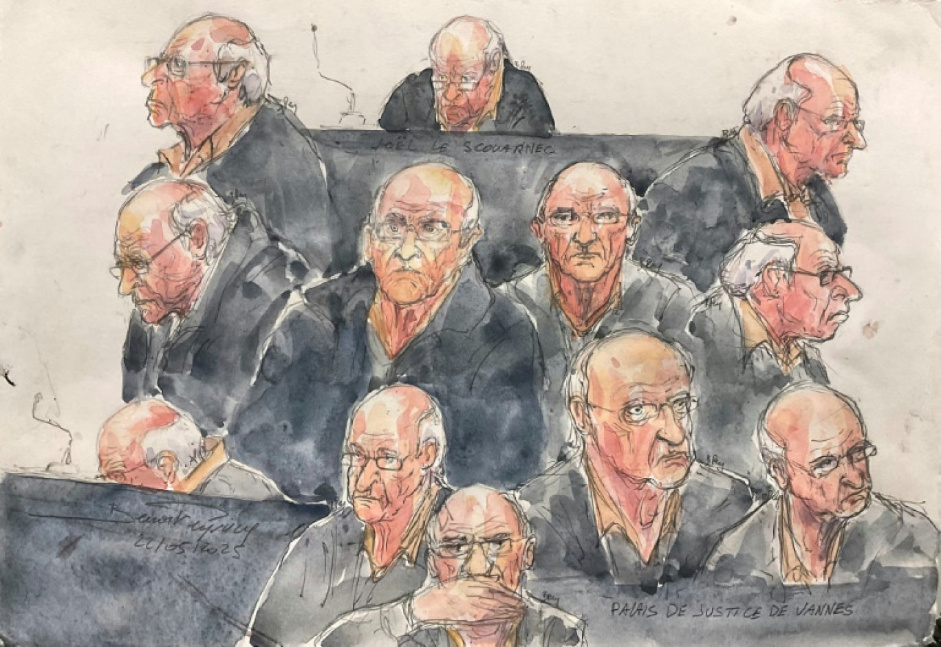 Croquis d'audience du 22 mai 2025 montrant l'ex-chirurgien pédocriminel Joël Le Scouarnec réagissant lors de l'audience de son procès pour viols et agressions sexuelles, au palais de justice de Vannes, dans le Morbihan © Benoit PEYRUCQ