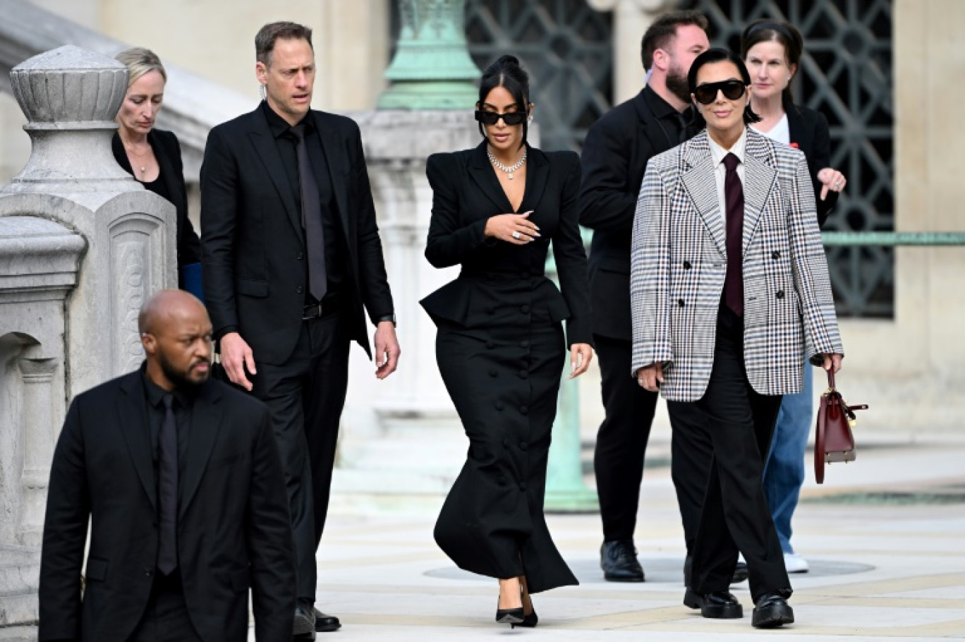 Kim Kardashian (C) sort du palais de justice de Paris après avoir témoigné au procès de son braquage, le 13 mars 2025 © LEO VIGNAL