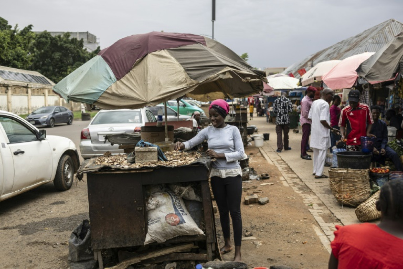 Une vendeuse de rue sur un marché de la capitale nigériane Abuja, le 20 mai 2025 © OLYMPIA DE MAISMONT
