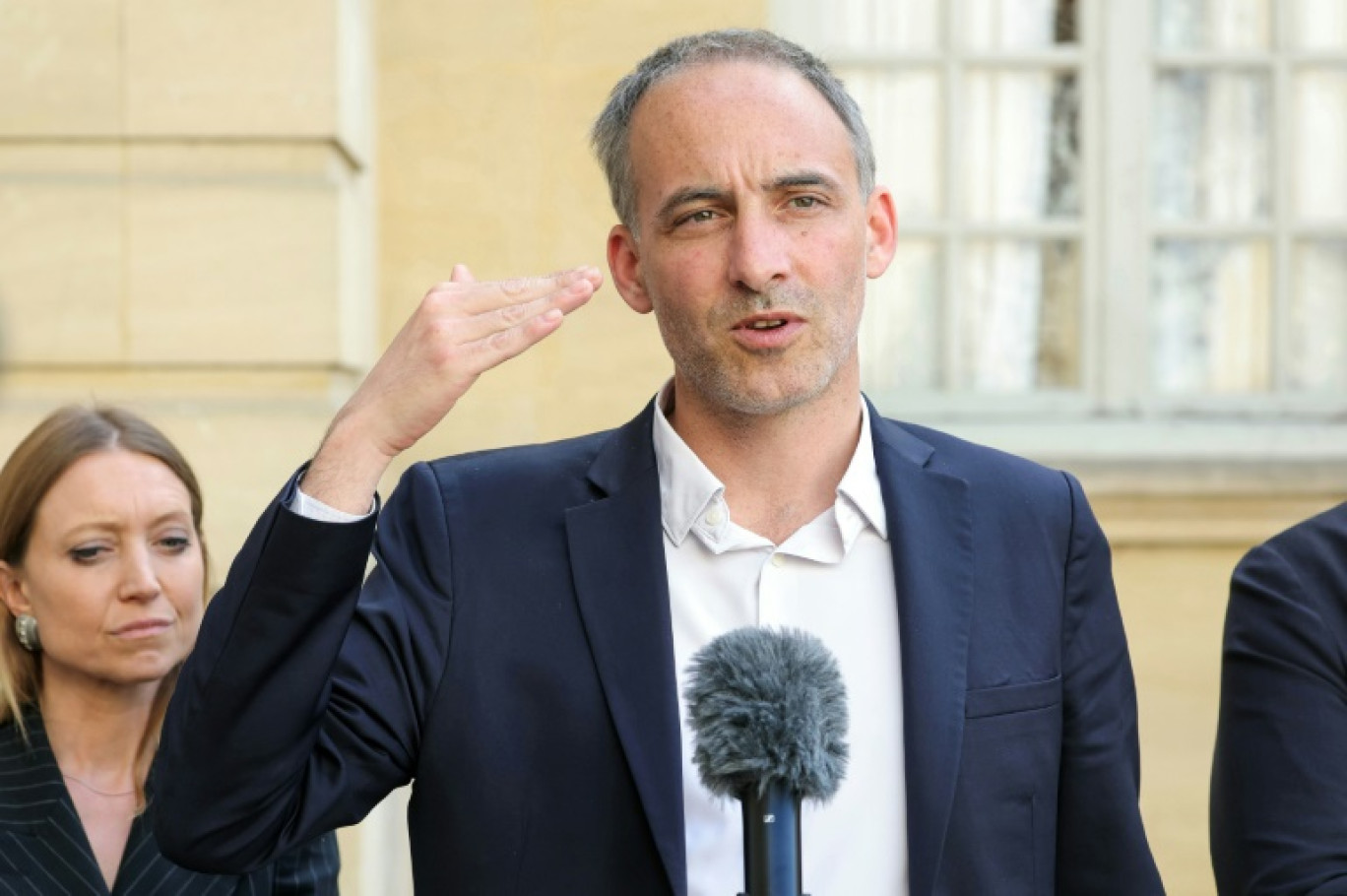 Le co-président de Place publique Raphaël Glucksmann fait une déclaration à la presse à l'issue d'une réunion pour discuter du mode de scrutin proportionnel avec le Premier ministre François Bayrou à l'hôtel Matignon à Paris, le 23 mai 2025 © Thomas SAMSON