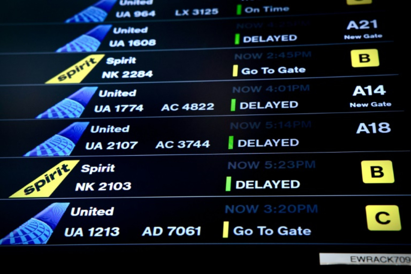 Un écran d'information sur les vols à l'aéroport international Newark Liberty à Newark, dans le New Jersey, le 7 mai 2025 © Kena Betancur
