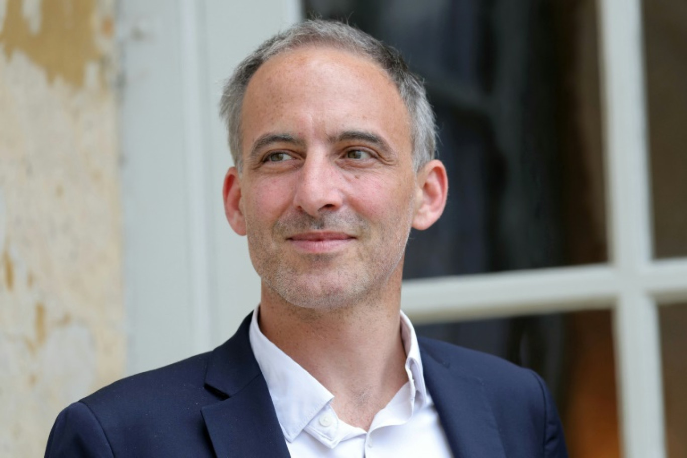 Le co-président de Place publique Raphaël Glucksmann à la sortie de l'hôtel Matignon après une réunion sur le mode de scrutin proportinnel, le 23 mai 2025 à Paris © Thomas SAMSON