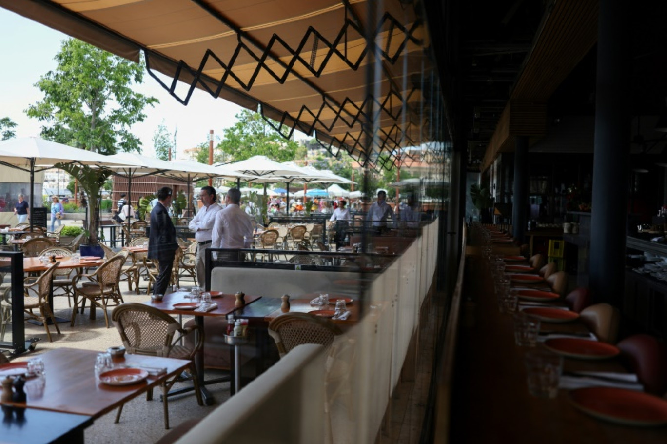 Restaurant personnel stand amid empty tables as after a power outage struck Southwestern France, on the final day of the 78th edition of the Cannes Film Festival in Cannes, southern France, on May 24, 2025. A major power outage hit the area around the French Rivera resort of Cannes on May 24, the final day of the city's film festival, though organisers said the closing ceremony would not be affected. The cause of the power cut, which began just after 10:00 am (0800 GMT), was a fire in a substation in the nearby village of Tanneron, probably an arson attack, police sources told AFP, asking not to be named.
Grid operator RTE said 160,000 homes had been affected in Cannes and the surrounding area.
The festival said it had "switched to an alternative electricity power supply, which enables us to maintain the events and screenings planned for today in normal conditions, including the closing ceremony". © Sameer AL-DOUMY