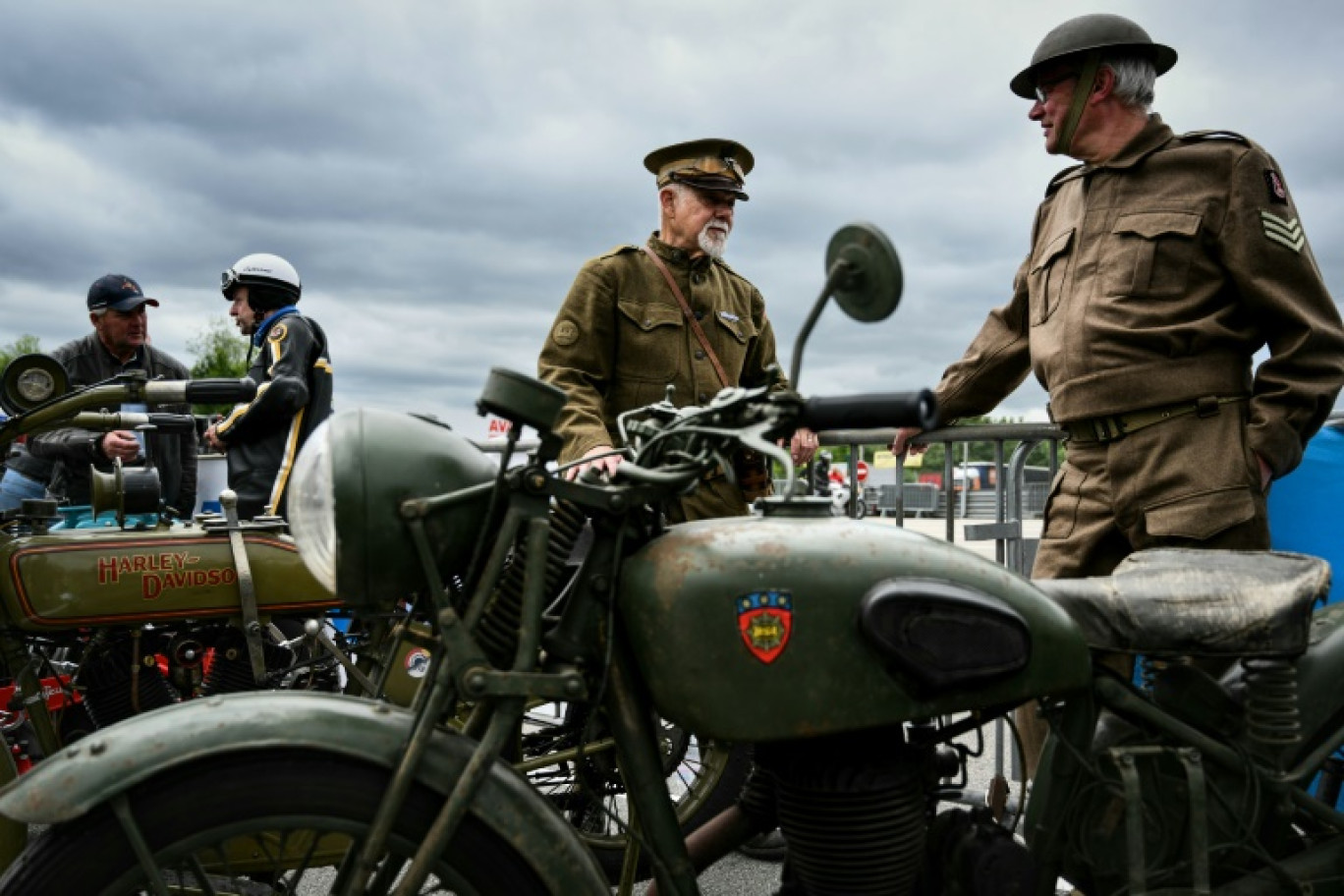 Des motards à côté de motos anciennes lors de la course "Moto Légende" sur le circuit de Dijon-Prenois, le 25 mai 2025 à Prenois, en Côte-d'Or © ARNAUD FINISTRE