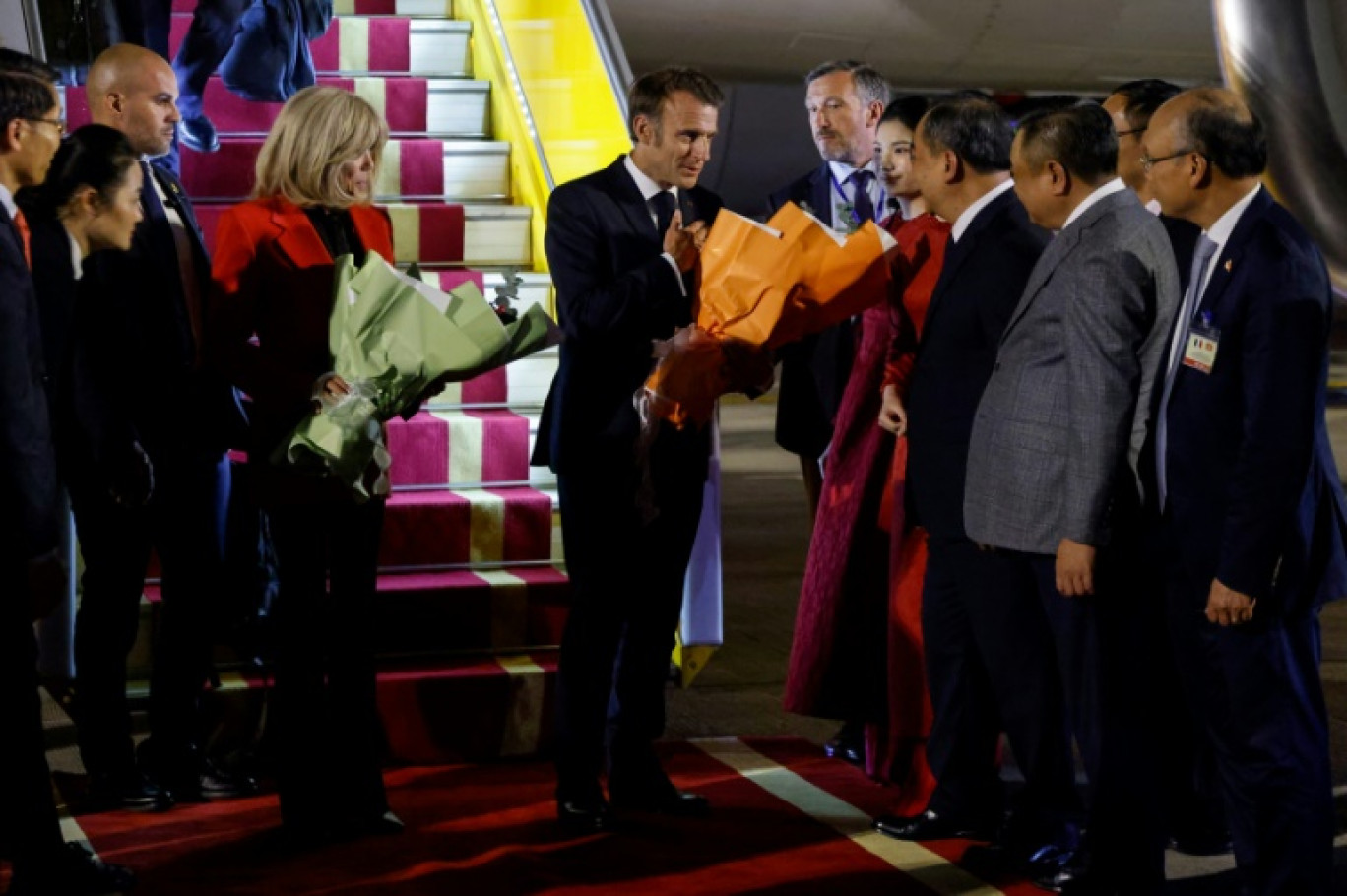 Le président français Emmanuel Macron (d) et le secrétaire général du Parti communiste du Vietnam To Lam à Hanoï, le 26 mai 2025 © Chalinee Thirasupa