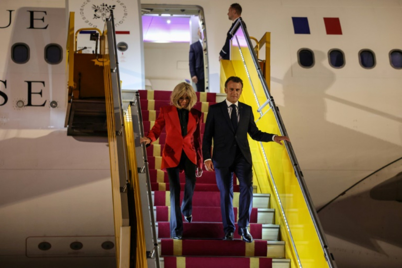Le président français Emmanuel Macron et son épouse Brigitte Macron à leur arrivée à l'aéroport international de Noi Bai à Hanoï, le 25 mai 2025 au Vietnam © Ludovic MARIN