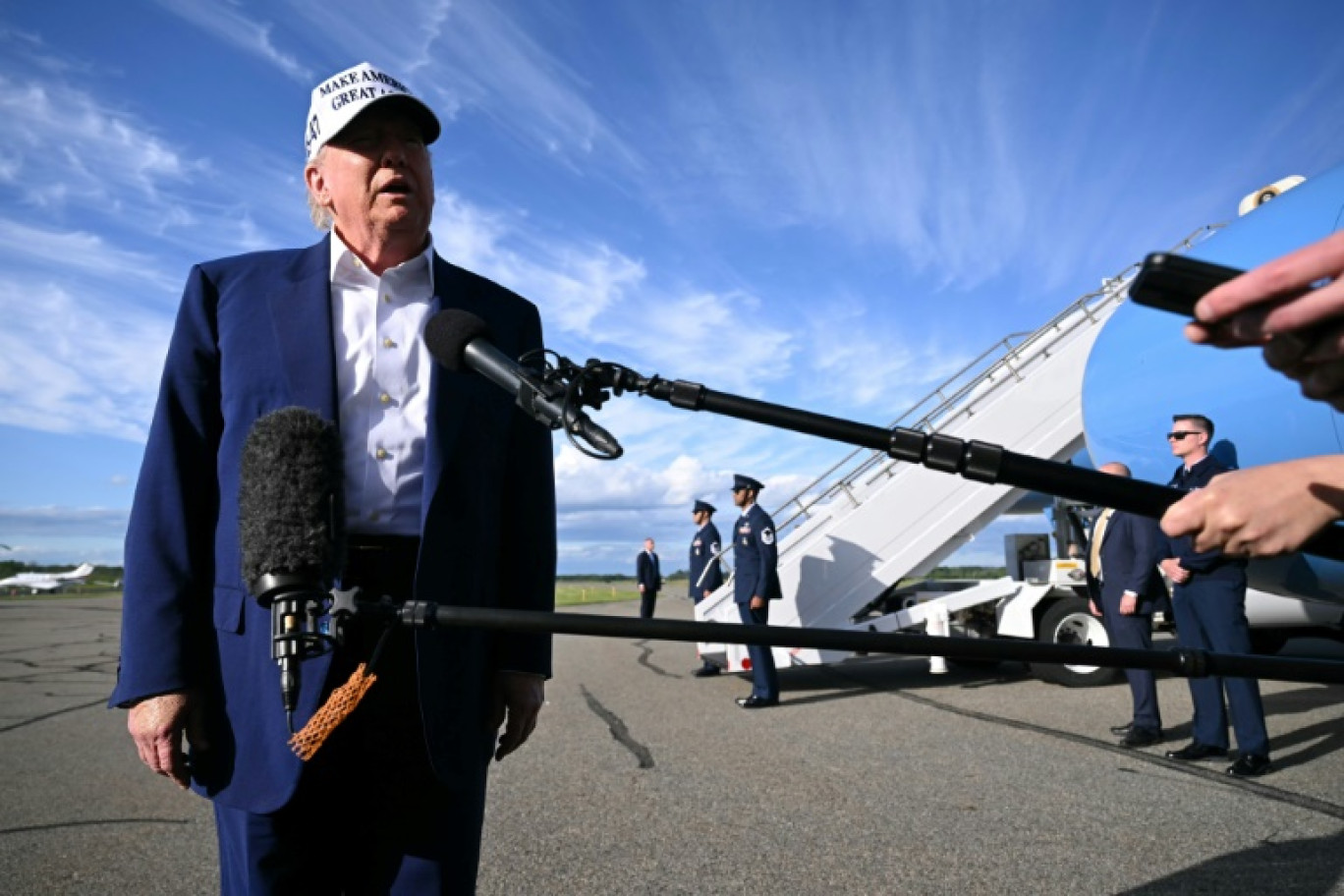 Donald Trump répond aux questions des journalistes avant d'embarquer dans Air Force One, le 25 mai 2025 à Morristown, dans le New Jersey © SAUL LOEB