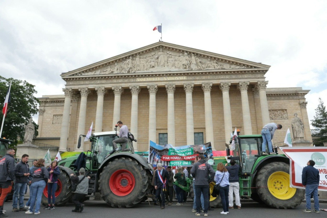 Des agriculteurs lors d'un rassemblement organisé par les syndicats FNSEA et Jeunes Agriculteurs (JA) devant l'Assemblée nationale à Paris, le 26 mai 2025 © Thomas SAMSON