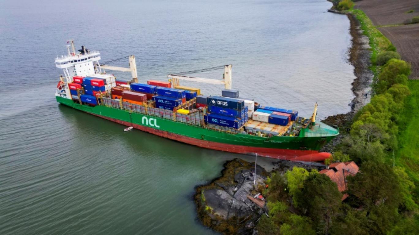 Une pression de 1.500 tonnes s'exerce sur l'avant du bateau, et une fois retirés les conteneurs correspondants, il pourra être dégagé, selon le patron de la société chargée de l'opération. © Jan Langhaug