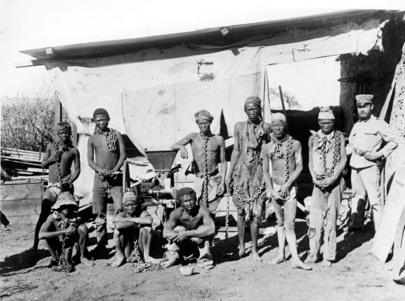Photo non datée, prise durant la guerre de l'Allemagne contre les Herero et les Nama de Namibie (1904-1908), d'un soldat (d) appartenant probablement aux troupes allemandes gardant des prisonniers de guerre namibiens © Handout