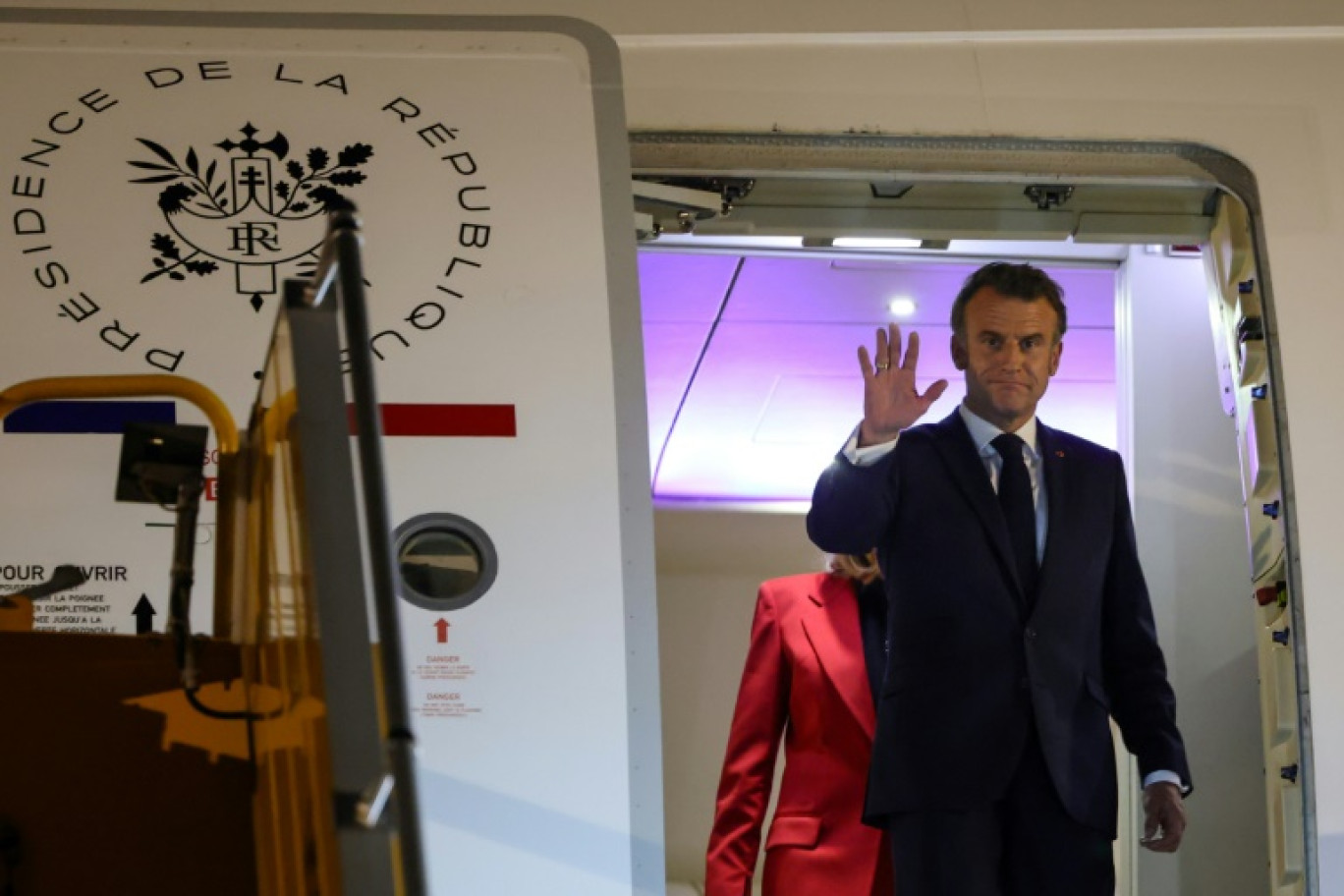 Emmanuel Macron et son épouse Brigitte, s'apprêtent à débarquer de l'avion présidentiel à Hanoï (Vietnam) le 25 mai 2025 © Ludovic MARIN