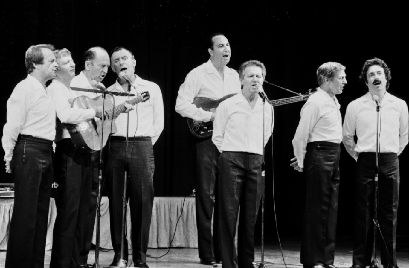 Les Compagnons de la chanson, à l'Olympia, leur scène fétiche, à Paris le 24 aout 1983. Michel Cassez, surnommé Gaston (Premier en partant de la droite), dernier des Compagnons, est décédé le 25 mai 2025 à l'âge de 93 ans, à Vaison-la-Romaine (Vaucluse). © JACQUES POSTEL